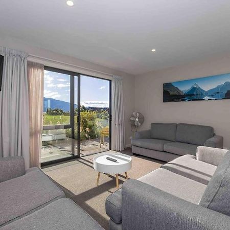 Great Views From New 2 Bedroom Apartment Te Anau Exteriör bild