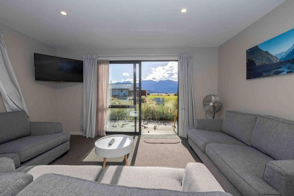 Great Views From New 2 Bedroom Apartment Te Anau Exteriör bild