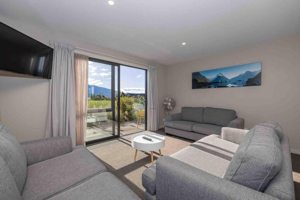 Great Views From New 2 Bedroom Apartment Te Anau Exteriör bild