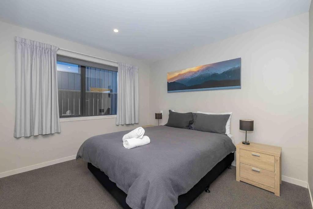 Great Views From New 2 Bedroom Apartment Te Anau Exteriör bild