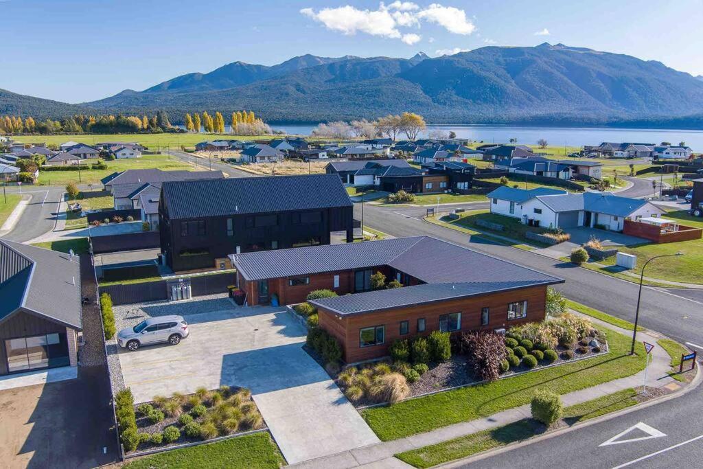 Great Views From New 2 Bedroom Apartment Te Anau Exteriör bild