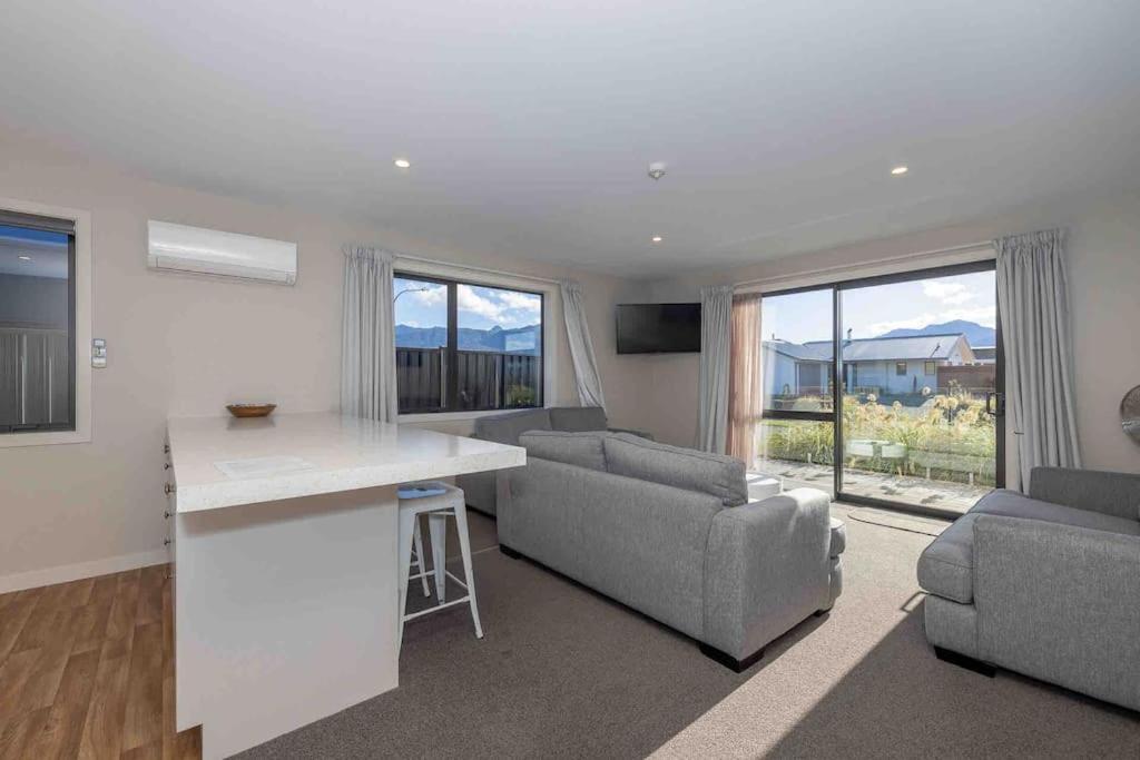 Great Views From New 2 Bedroom Apartment Te Anau Exteriör bild