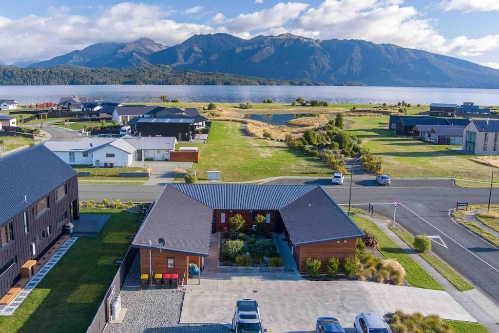 Great Views From New 2 Bedroom Apartment Te Anau Exteriör bild