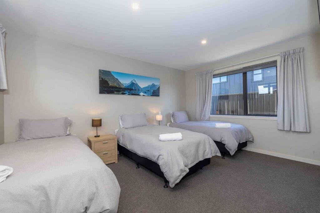 Great Views From New 2 Bedroom Apartment Te Anau Exteriör bild