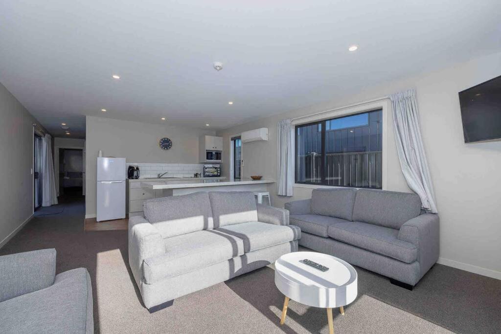 Great Views From New 2 Bedroom Apartment Te Anau Exteriör bild