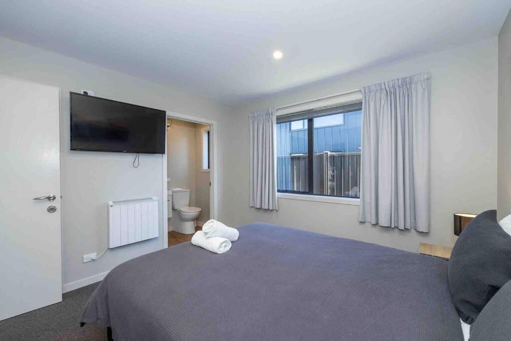 Great Views From New 2 Bedroom Apartment Te Anau Exteriör bild
