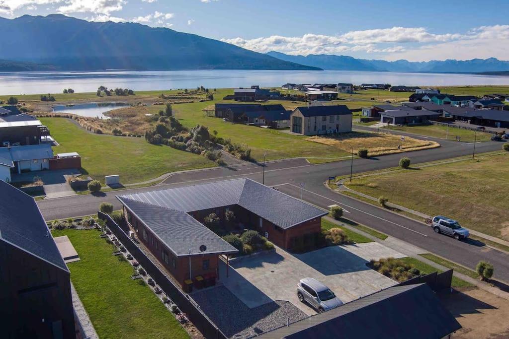 Great Views From New 2 Bedroom Apartment Te Anau Exteriör bild